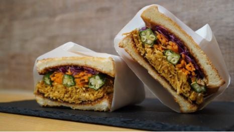 だらだらするだら？のカレーサンド